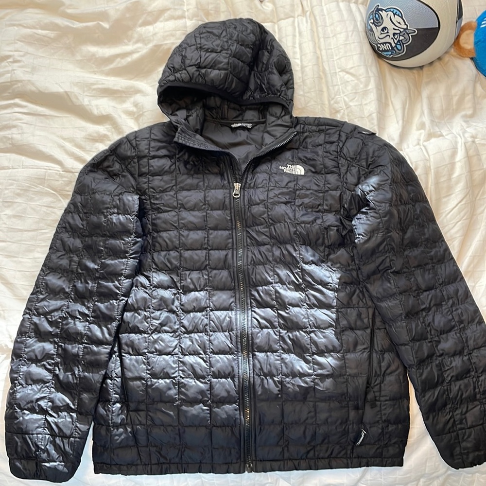 Boys Northface thermoball winter coat with hood and zip pockets
